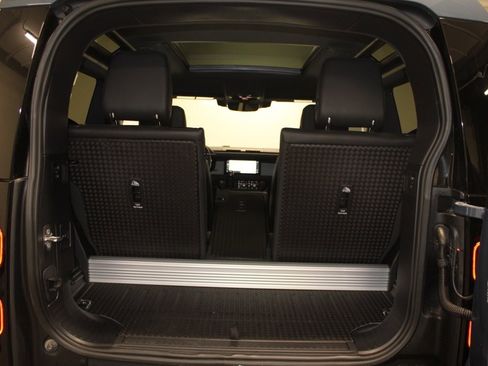 Used 2022 Land Rover Defender 90 X-Dynamic S image 36