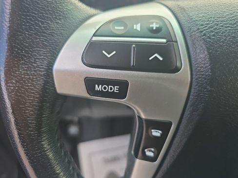 Used 2012 Toyota Highlander SE w/ Tow Pkg FWD image 18