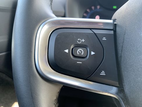 Used 2025 Volvo XC40 B5 Core image 19