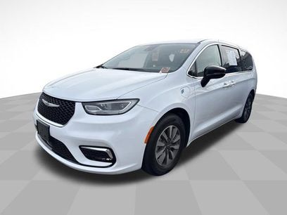 Used 2024 Chrysler Pacifica Select