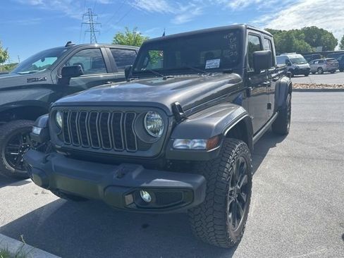 Used 2025 Jeep Gladiator Sport AWD/4WD image 3