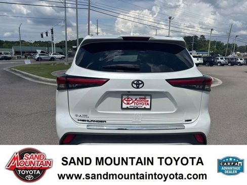 Used 2023 Toyota Highlander XSE FWD image 4