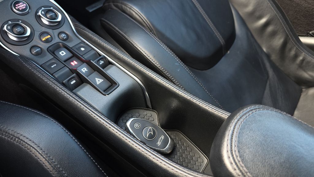 Used 2018 McLaren 570S Spider RWD image 31