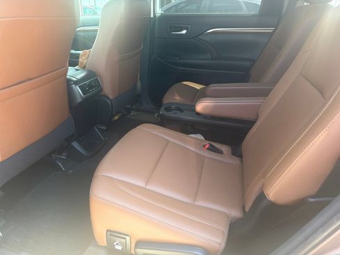 Used 2018 Toyota Highlander Limited FWD image 14
