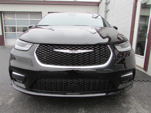 Used 2025 Chrysler Pacifica Select image 2