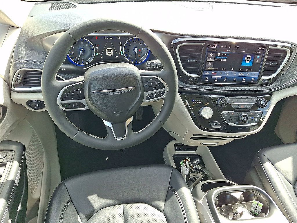 Used 2024 Chrysler Pacifica Touring-L FWD image 21