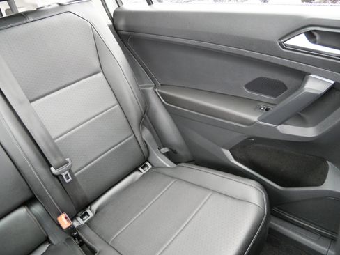 Used 2018 Volkswagen Tiguan SE w/ Panoramic Sunroof Package image 14