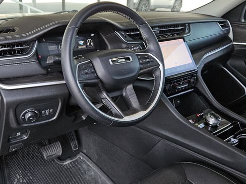 Used 2022 Jeep Grand Cherokee Limited image 25