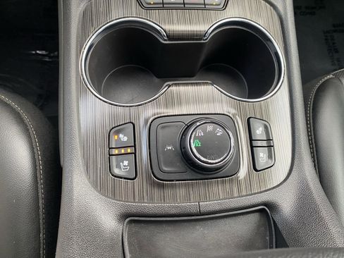 Used 2023 GMC Acadia SLT w/ Elevation Edition image 22