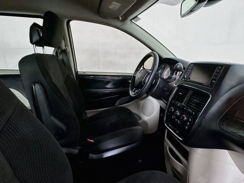 Used 2018 Dodge Grand Caravan SE FWD image 46