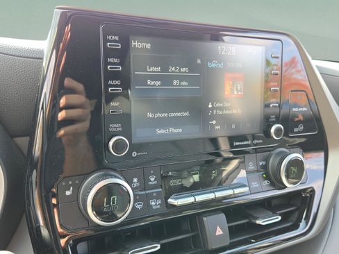 Used 2020 Toyota Highlander XLE image 23