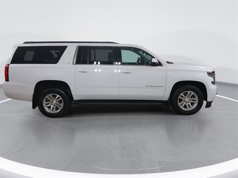 Used 2018 Chevrolet Suburban LT image 2