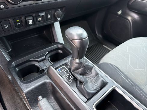 Used 2022 Toyota Tacoma TRD Sport w/ Technology Package AWD/4WD image 15