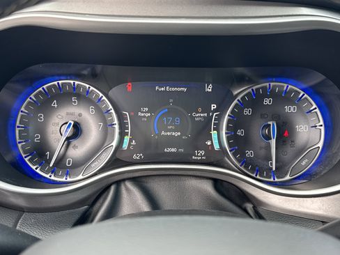 Used 2024 Chrysler Pacifica Touring-L image 27