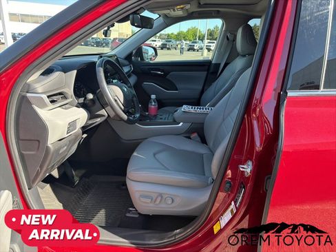 Used 2020 Toyota Highlander XLE AWD/4WD image 10