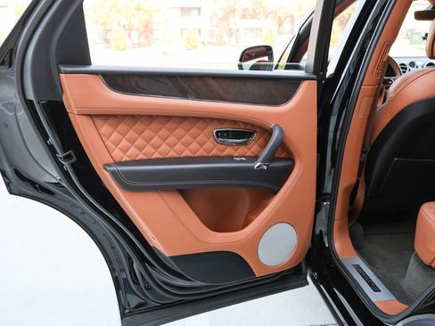 Used 2019 Bentley Bentayga image 28