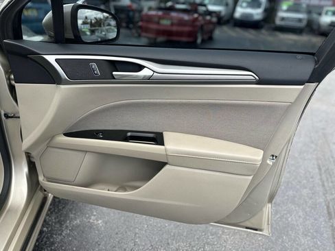 Used 2017 Ford Fusion SE image 28