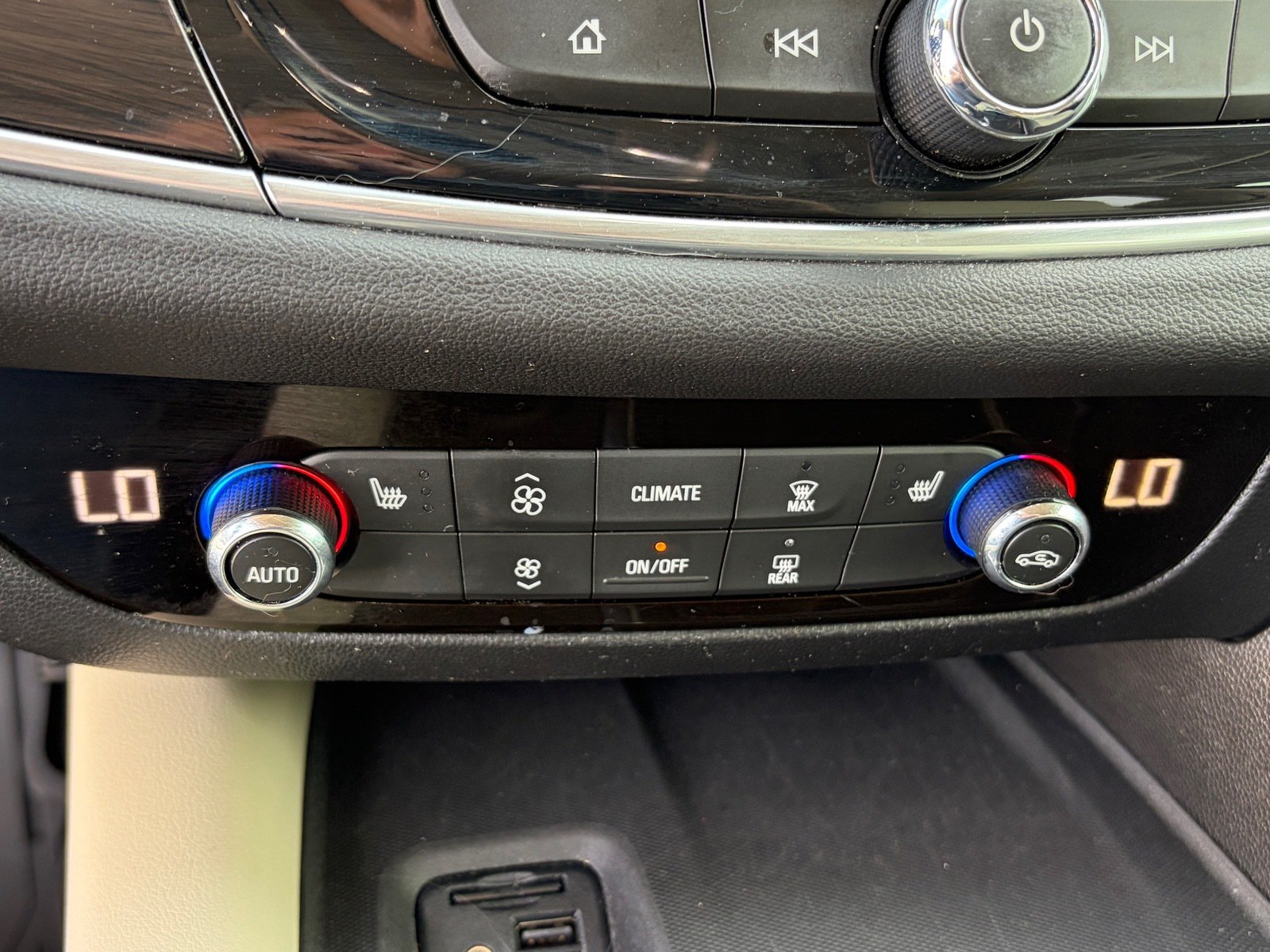 Used 2020 Buick Enclave Essence w/ Sound and Sites Package FWD image 28