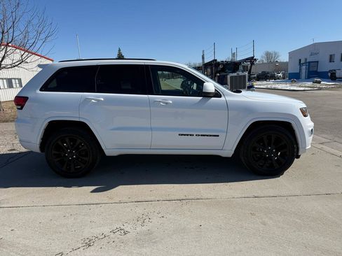 Used 2018 Jeep Grand Cherokee Altitude image 4