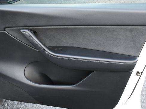 Used 2021 Tesla Model Y Long Range image 19