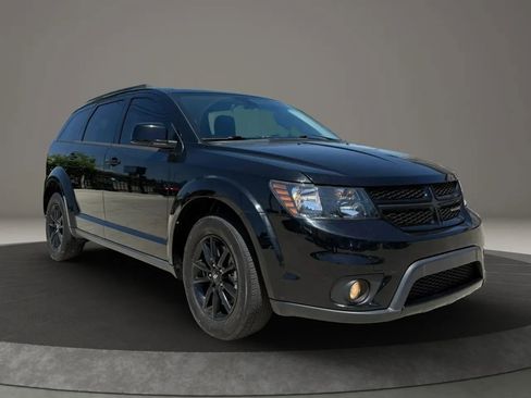 Used 2019 Dodge Journey SE FWD image 1