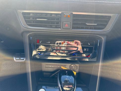 New 2026 Volkswagen Taos SE image 18