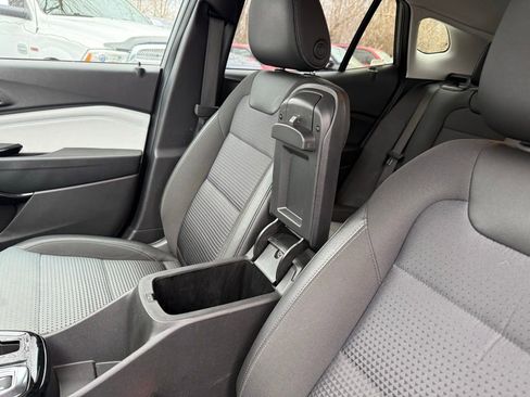 Used 2025 Chevrolet Trax LT w/ LT Convenience Package image 23