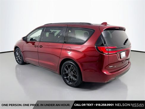 Used 2022 Chrysler Pacifica Limited w/ Uconnect Theater Family Group image 7