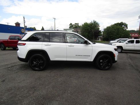Used 2023 Jeep Grand Cherokee Limited w/ Black Appearance Package AWD/4WD image 9