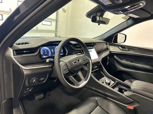 New 2025 Jeep Grand Cherokee Limited w/ Black Appearance Package image 17
