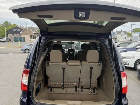 Used 2015 Chrysler Town & Country Touring FWD image 20