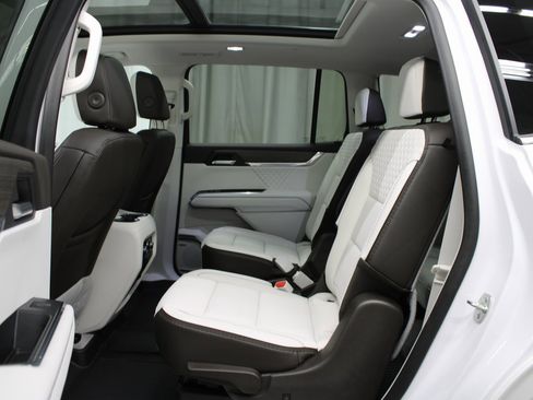 Used 2024 GMC Acadia Denali image 10