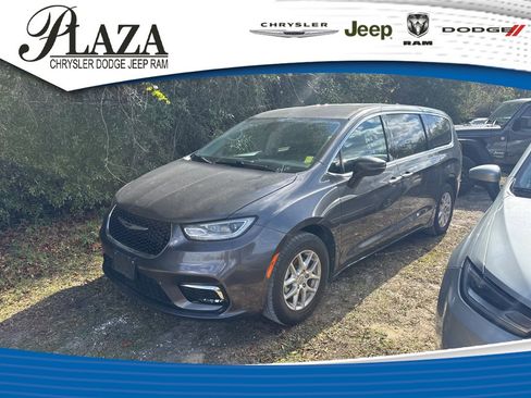 Used 2023 Chrysler Pacifica Touring-L image 1