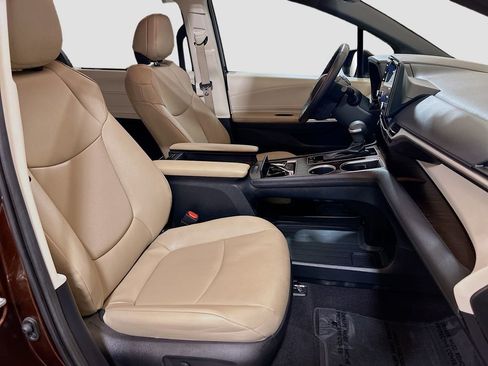 Used 2023 Toyota Sienna XLE image 27