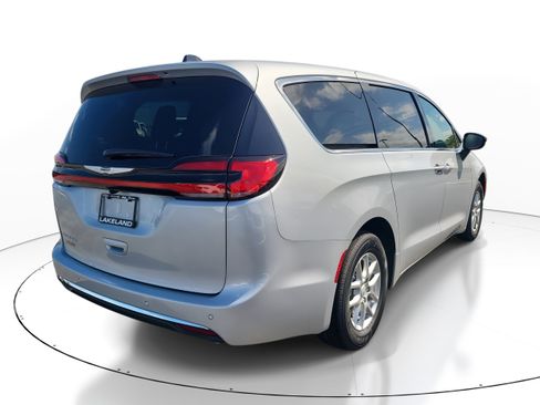 New 2026 Chrysler Pacifica Select image 6