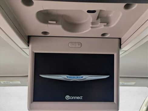 Used 2014 Chrysler Town & Country Touring-L w/ Driver Convenience Group image 19