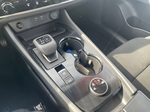 Used 2024 Nissan Rogue S AWD/4WD image 18