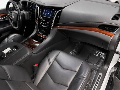 Used 2020 Cadillac Escalade ESV Luxury AWD/4WD image 19