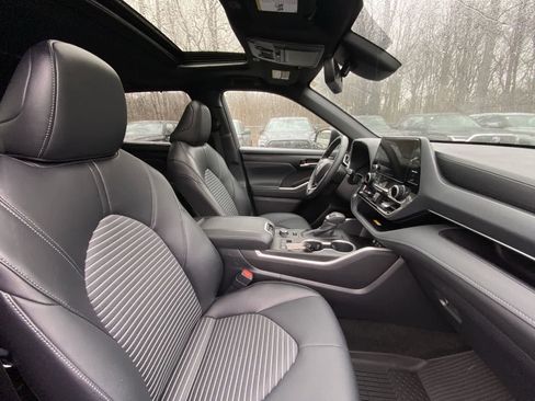 Certified 2025 Toyota Highlander XSE image 24