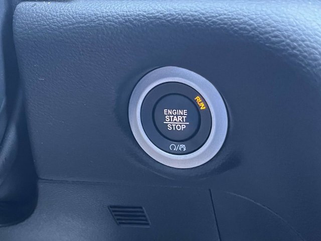 Used 2025 Chrysler Pacifica Limited FWD image 41