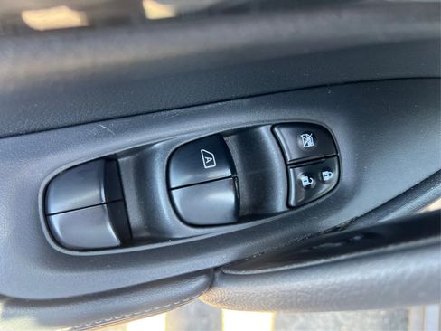 Used 2019 Nissan Rogue SV image 30