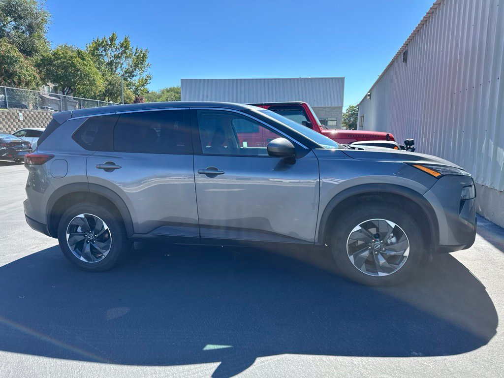 Used 2024 Nissan Rogue SV AWD/4WD image 3
