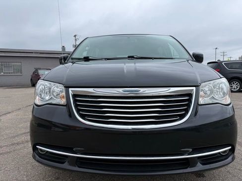 Used 2015 Chrysler Town & Country Touring image 2