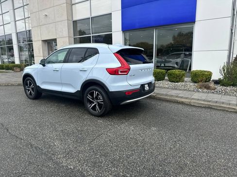 Used 2025 Volvo XC40 B5 Core AWD/4WD image 3