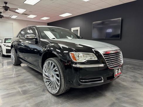 Used 2014 Chrysler 300 RWD image 4