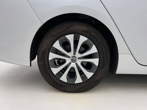 Used 2021 Toyota Prius Prime XLE image 32