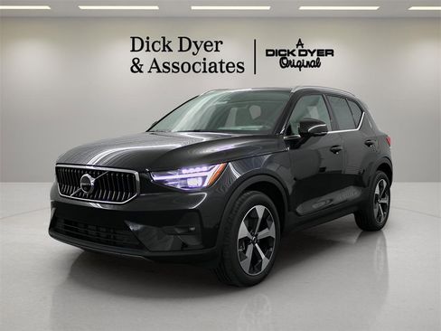 Certified 2025 Volvo XC40 B5 Plus w/ Protection Package Premier image 6