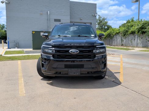 Used 2023 Ford Expedition Limited AWD/4WD image 3