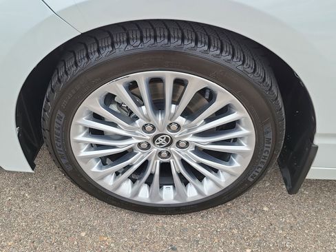 Used 2019 Toyota Avalon Limited image 17