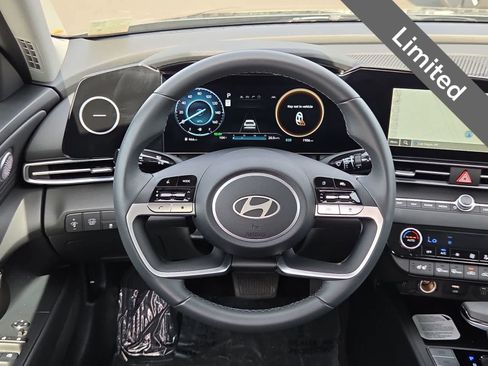 Used 2025 Hyundai Elantra Limited FWD image 19